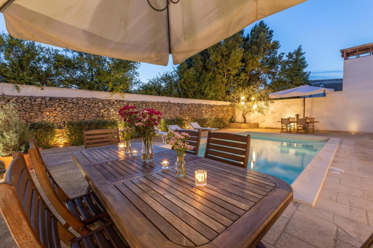 Courtyard With Pool Villa Racale Luaran gambar