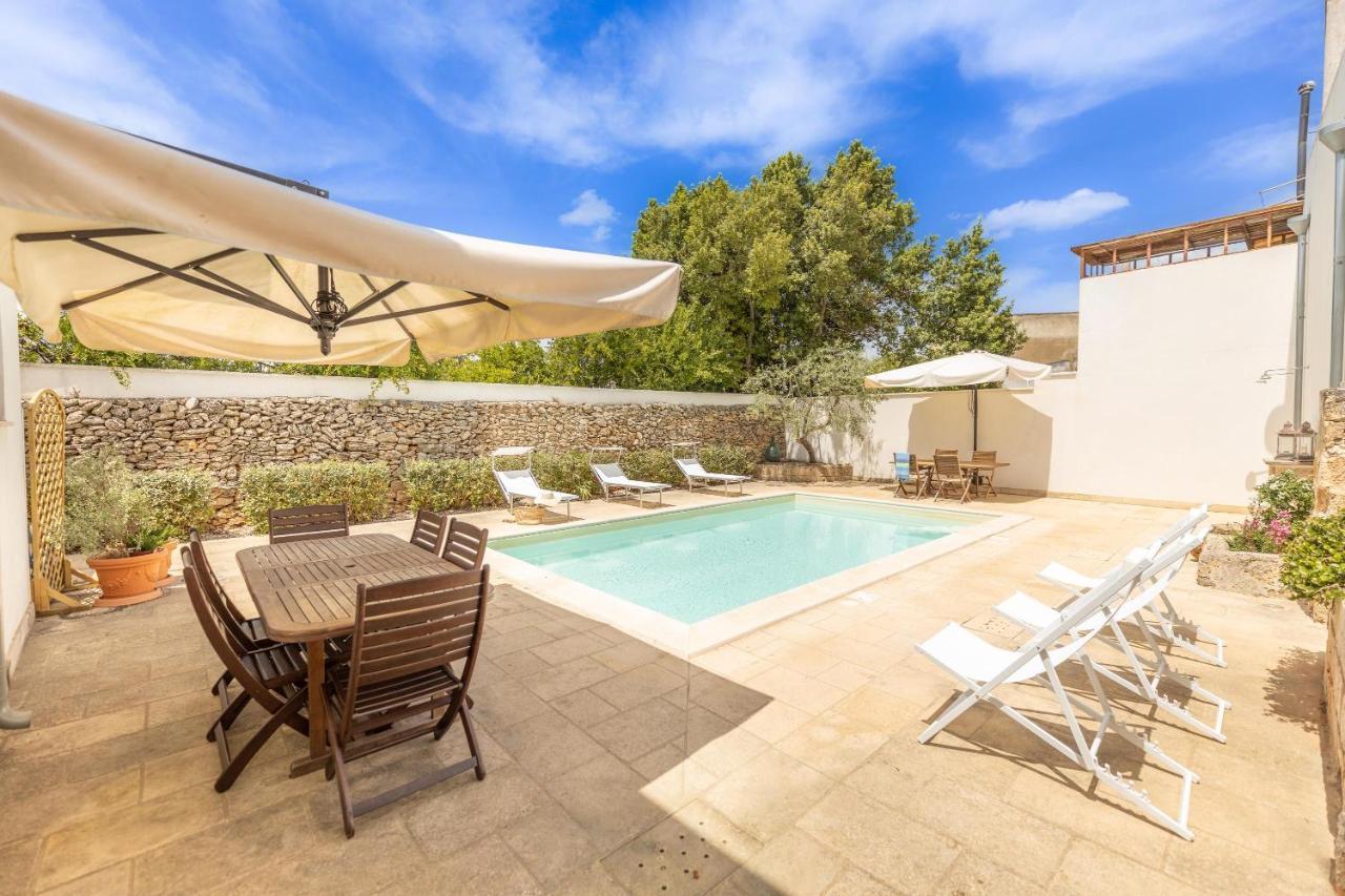 Courtyard With Pool Villa Racale Luaran gambar