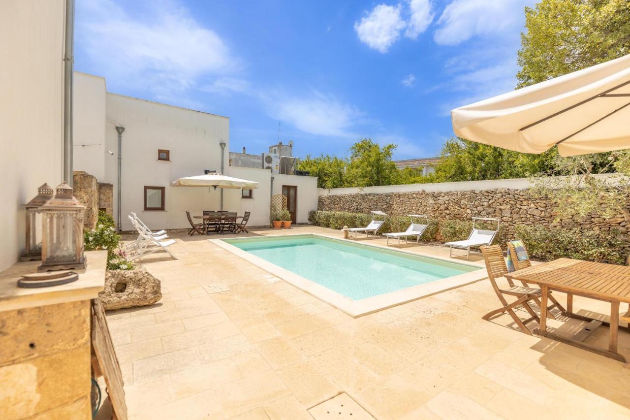 Courtyard With Pool Villa Racale Luaran gambar