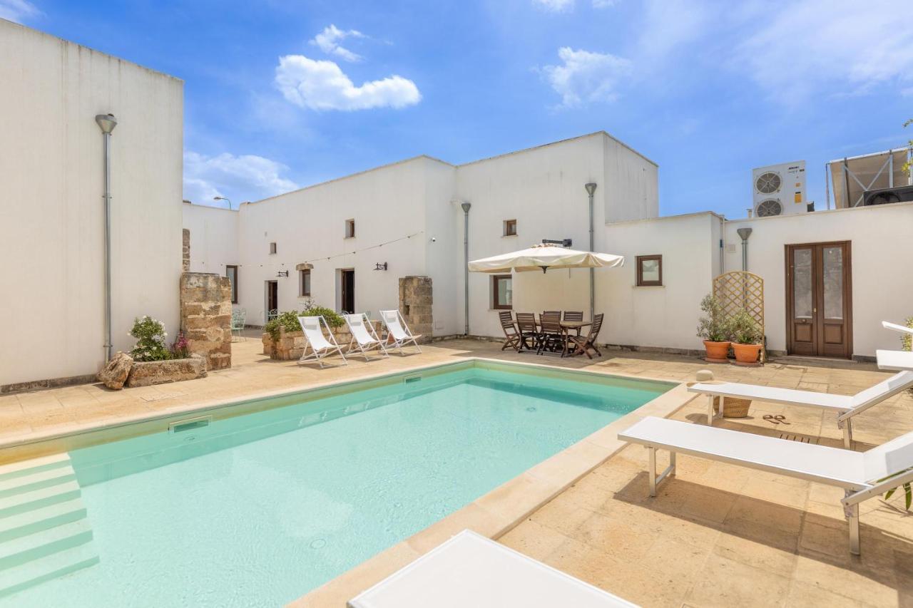 Courtyard With Pool Villa Racale Luaran gambar