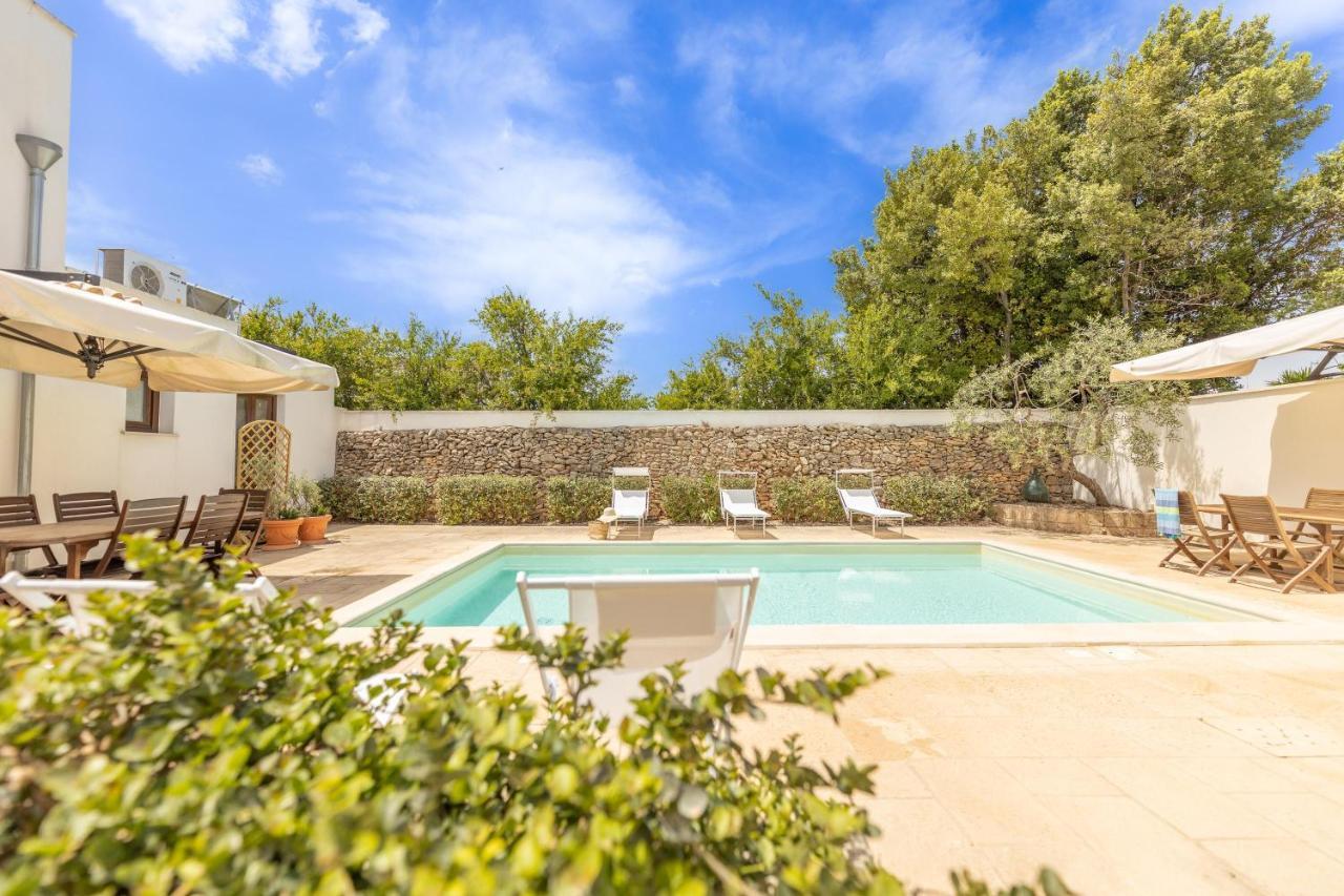 Courtyard With Pool Villa Racale Luaran gambar