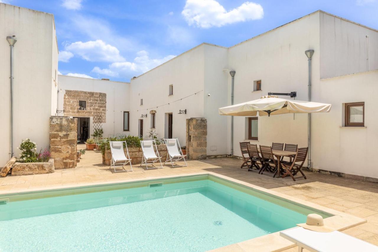Courtyard With Pool Villa Racale Luaran gambar