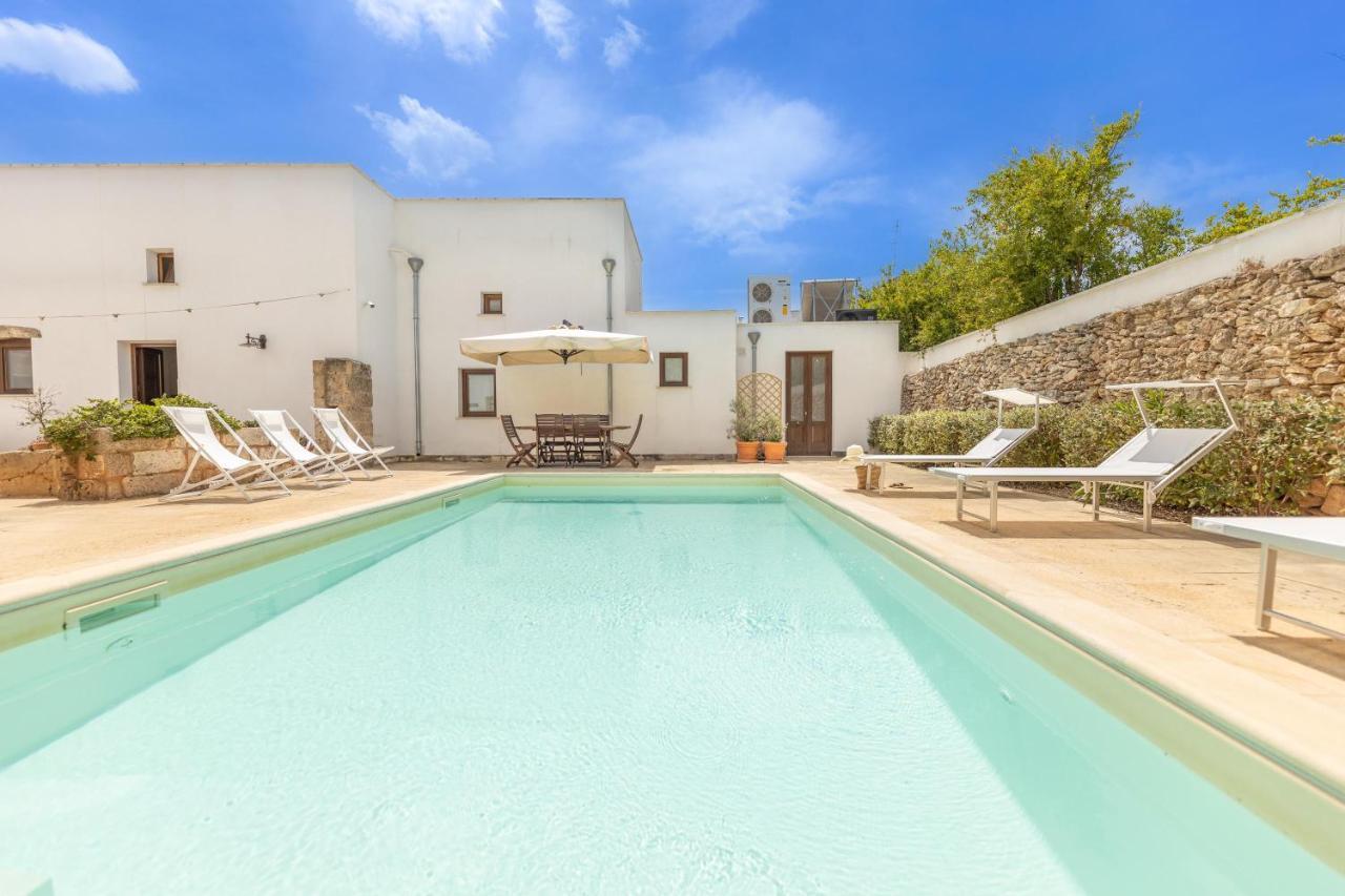 Courtyard With Pool Villa Racale Luaran gambar