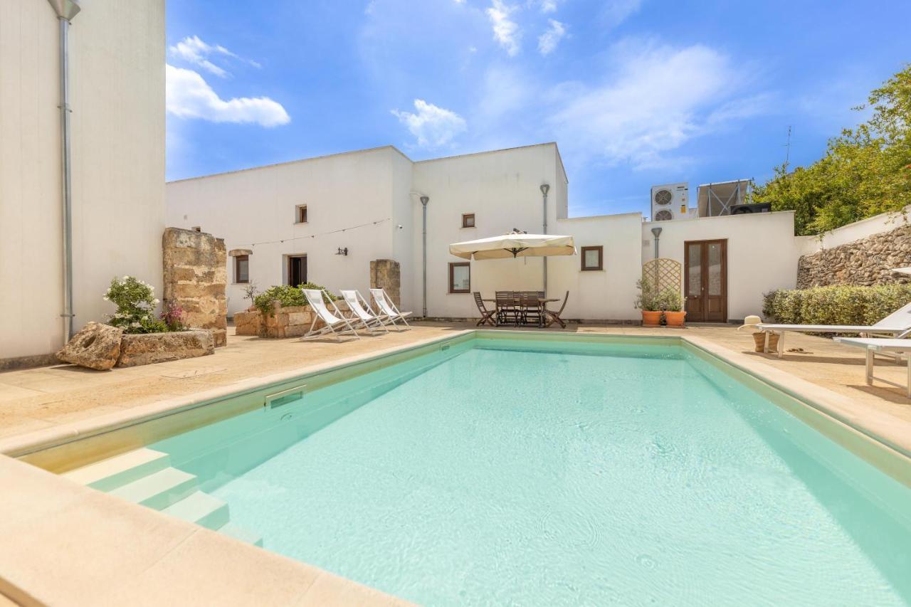 Courtyard With Pool Villa Racale Luaran gambar